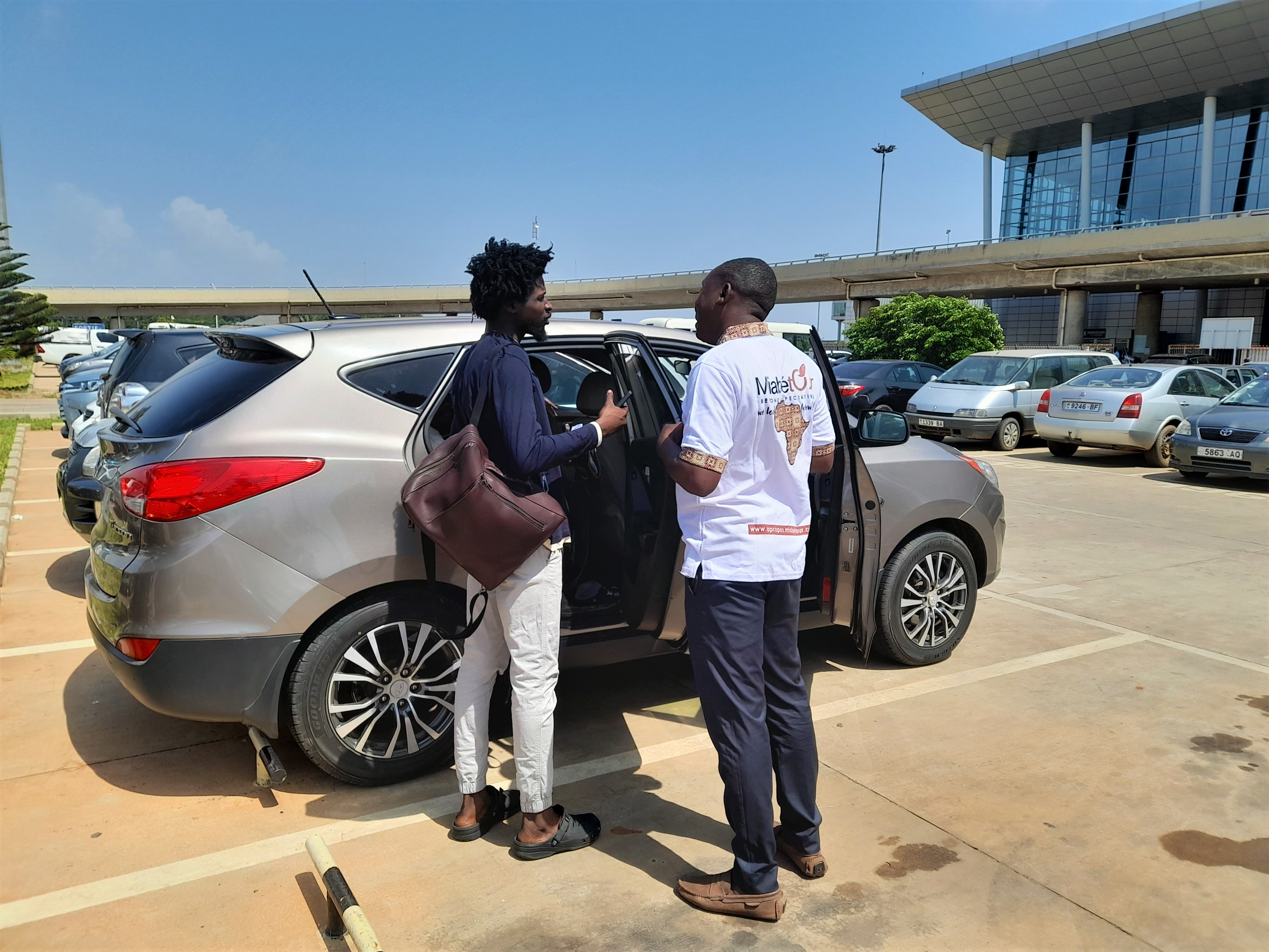  Transfert et prise en charge de l'aeroport à l'hôtel et traversée de la frontière Togo Ghana et Bénin 