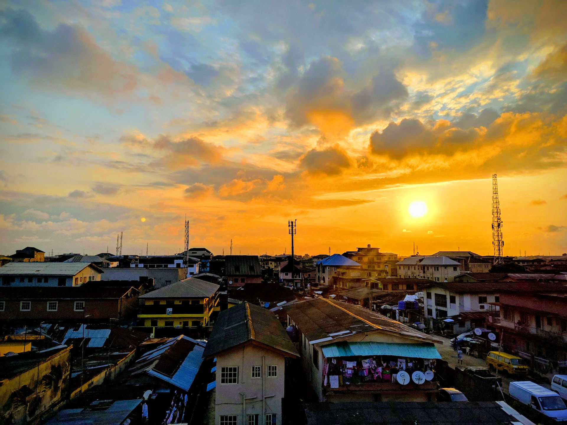 couche du soleil sur un village en Afrique