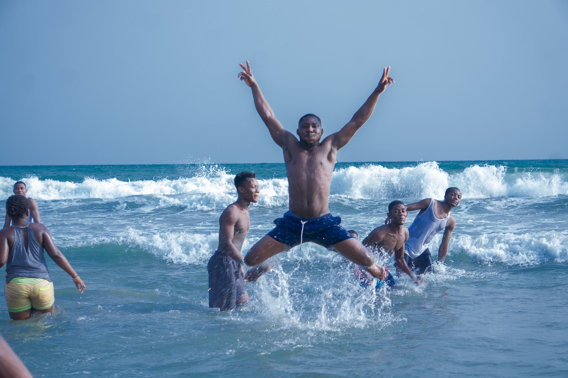 divertissement et joie d'un africain sur une plage