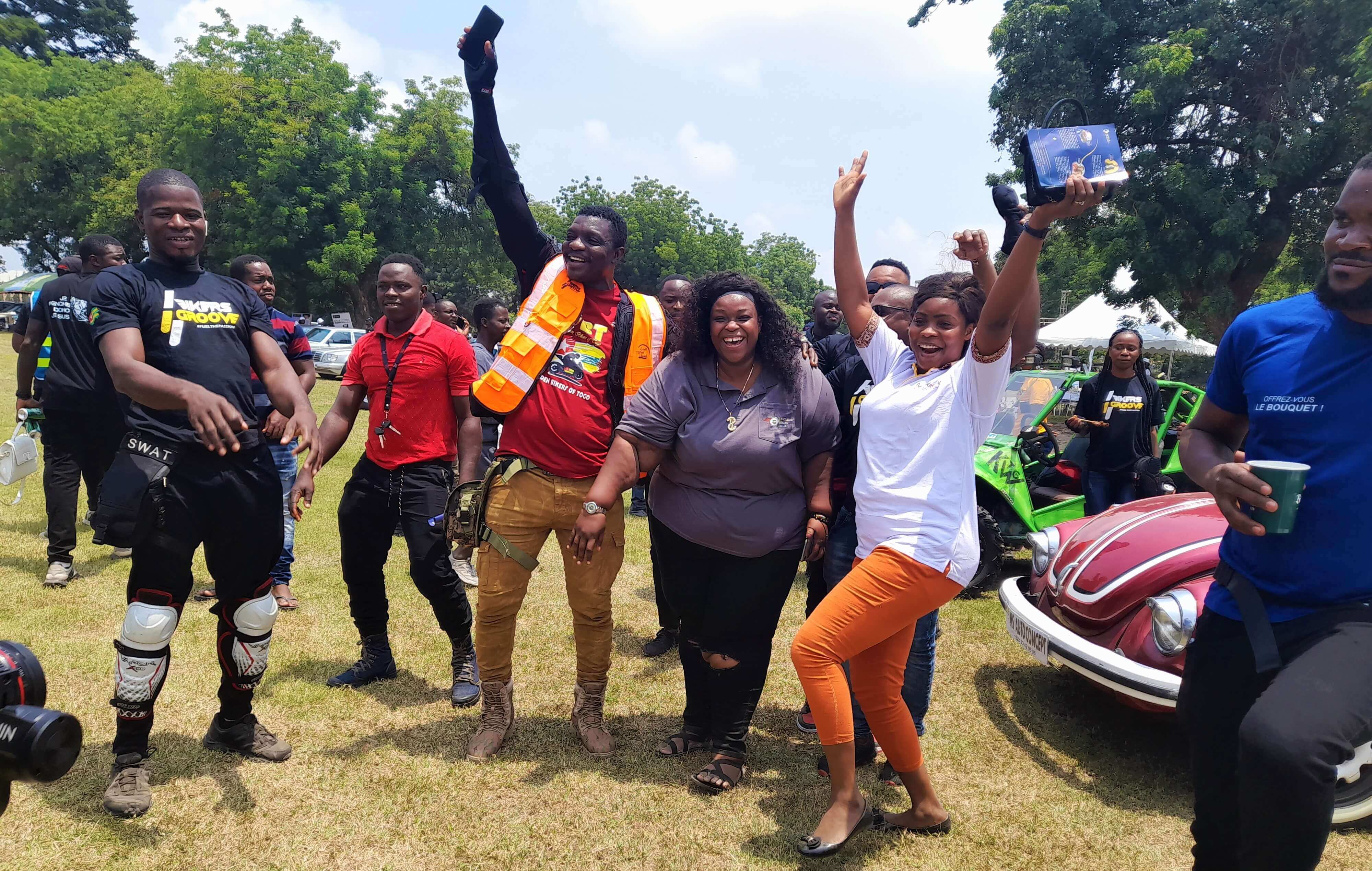 Des membres de l'équipe Miabétour lors d'un évènement automobile le grand tour Lomé au Togo