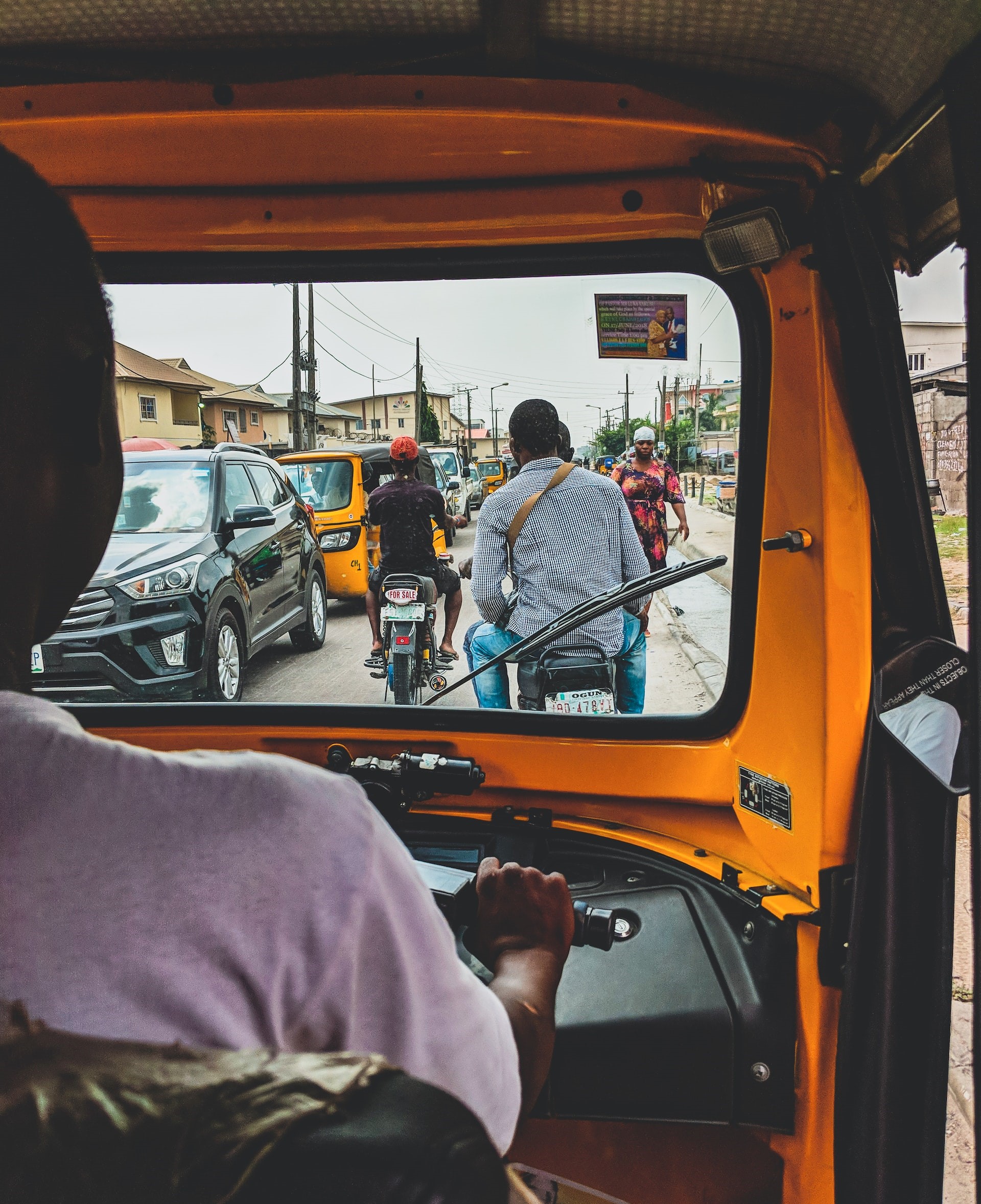 retour-a-la-maison-en-tricycle-en-afrique